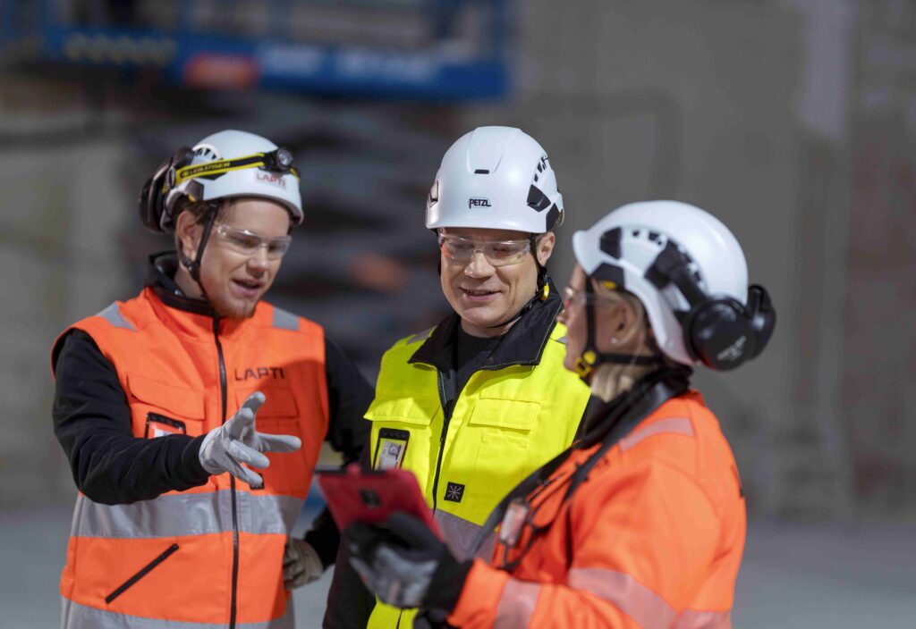 Lapti construction workers